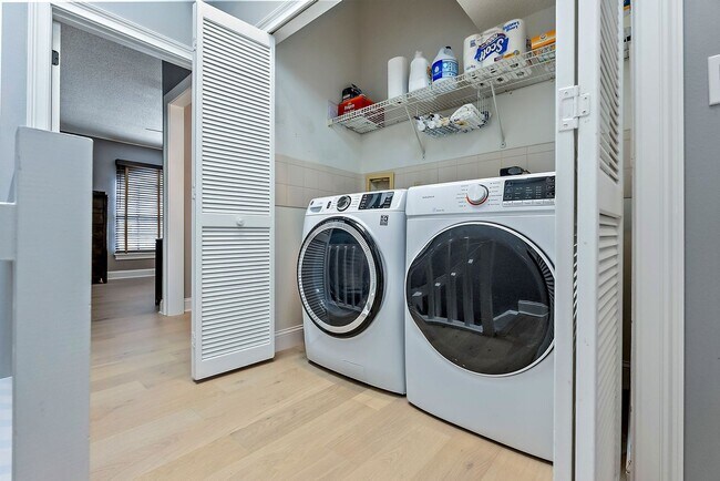 Building Photo - Impeccably Furnished Annual Rental Townhom...