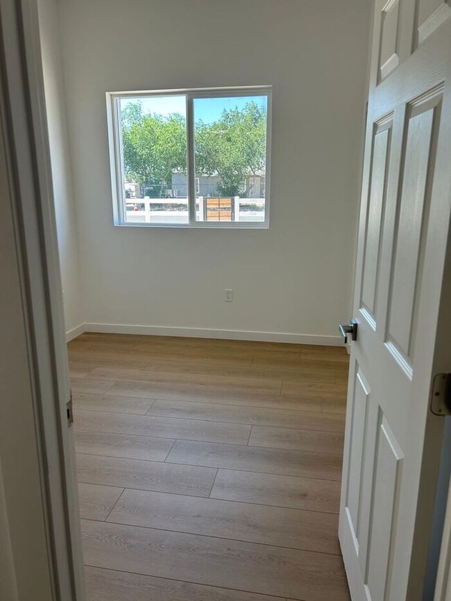 Building Photo - Stunning 3 Bedroom 2 Bathroom House for Re...