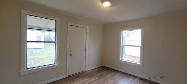 Building Photo - Beautiful 2 bedroom/1 bath home!