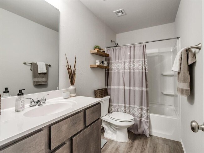 Building Photo - 823 Highgarden Cir