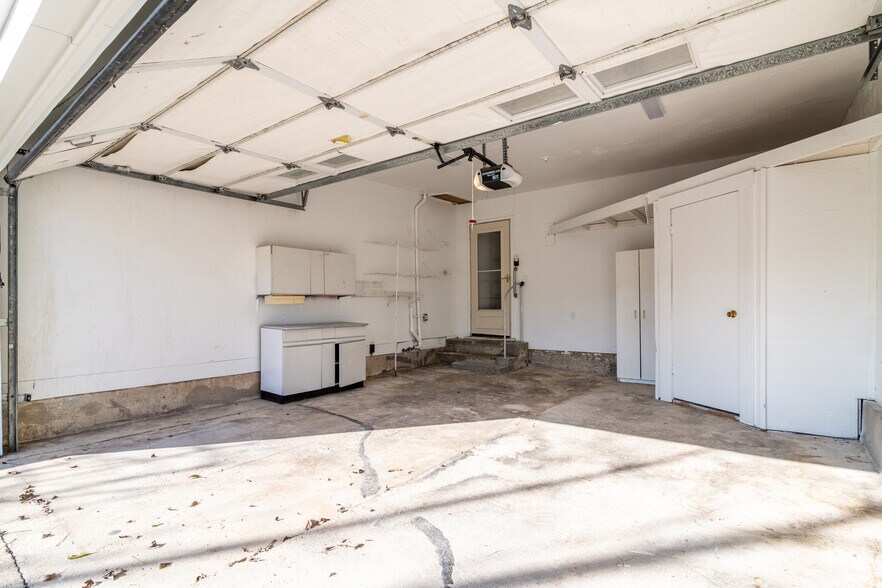 Garage - 1006 S 3rd St