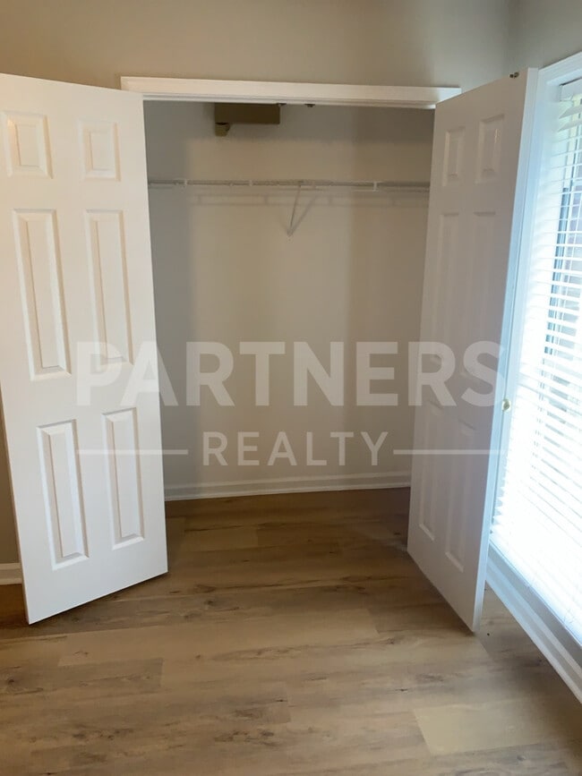 Building Photo - 6208 Sandy Ridge Curv