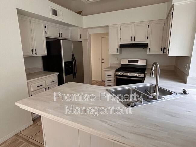 Building Photo - 885 Pinewood Dr