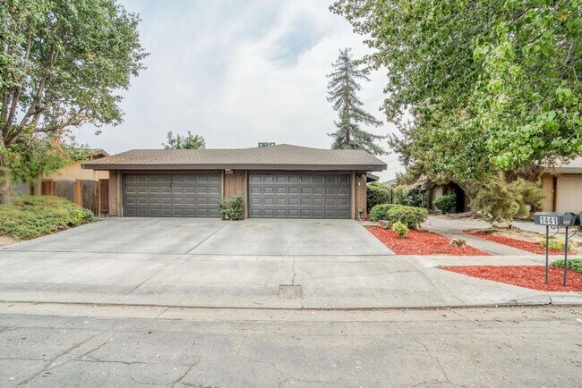 Building Photo - 1441 W Norwich Ave