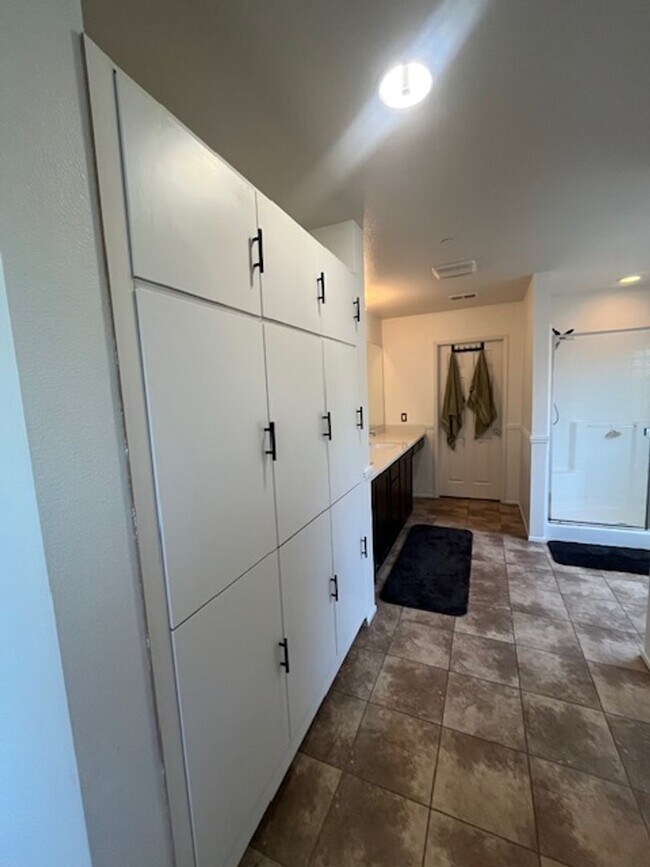 Building Photo - Beautiful, Spacious Home with solar-Desira...