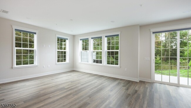 Building Photo - 113 Iris Ct