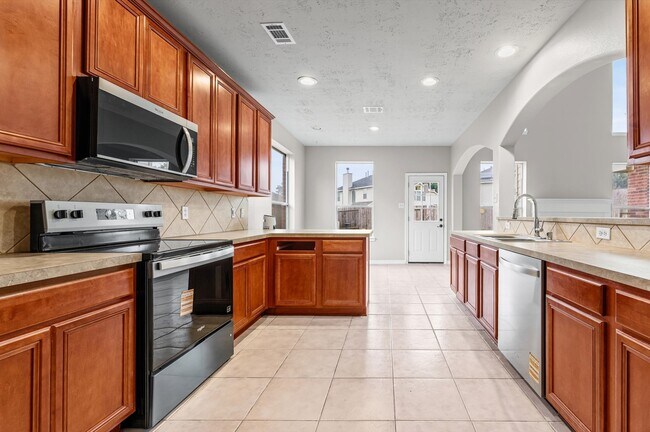 Building Photo - 16927 Terrace Park Dr