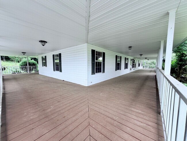 Building Photo - Secluded 3-Bedroom with Wrap-Around Porch -- Jonesborough