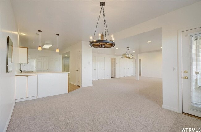 Building Photo - Large 6 Bedroom Home, 3 Car Garage, Gorgeo...