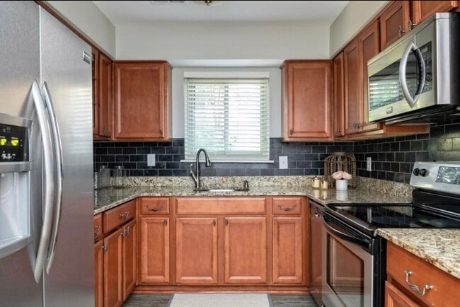 Building Photo - 1119 Riverbend Club Dr SE