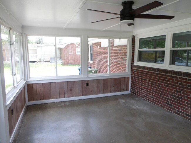 Building Photo - 3Bd/2BA   Brick Ranch Home