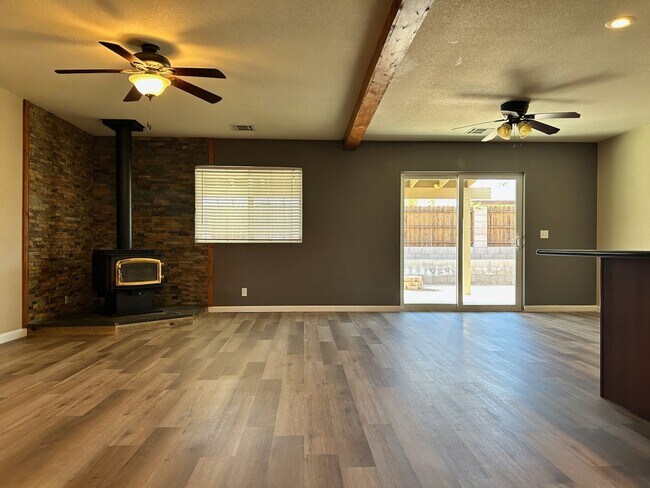 Building Photo - Please contact Vaughn Realty to set up an appointment, 760-446-6561