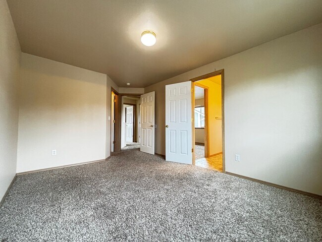 Building Photo - Spacious Spanaway Home
