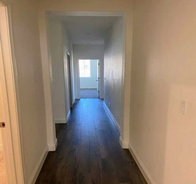 Building Photo - Modern 4 bed 2 bath - Shannon Ranch