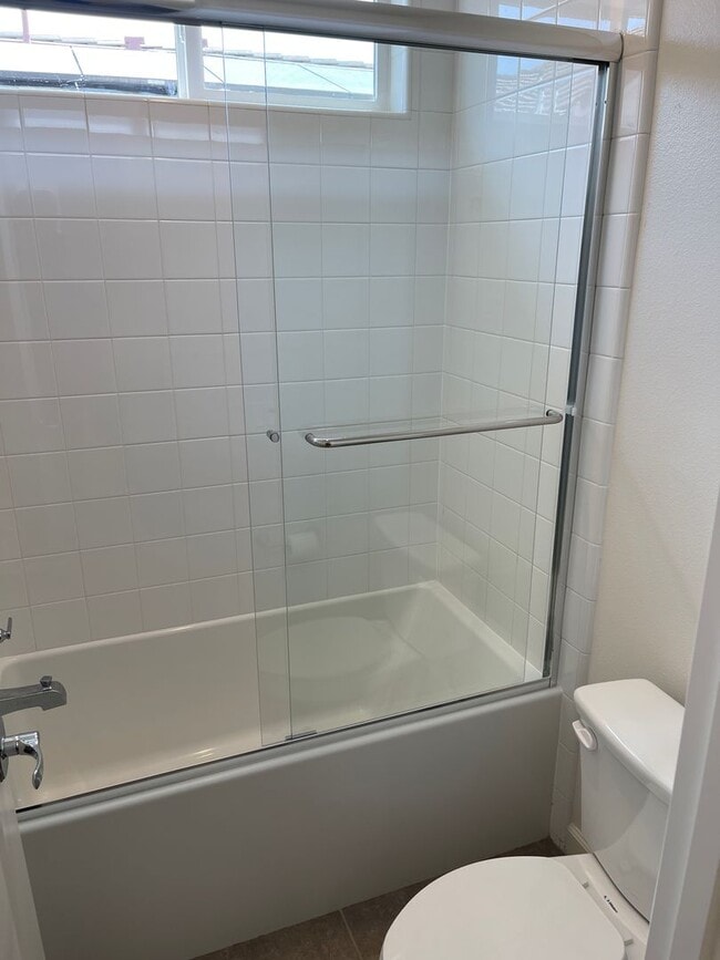 Building Photo - Large 5 Bed / 3 Bath Standalone unit in Lo...