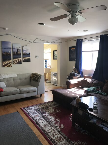 Building Photo - 123 Thorndike St