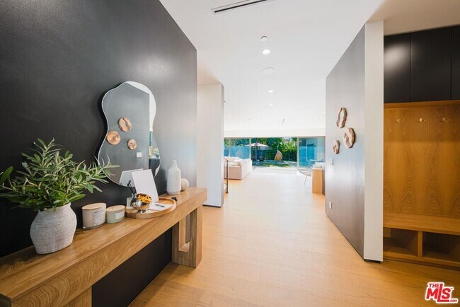 Building Photo - 5141 Varna Ave