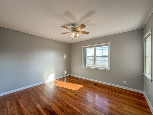 Building Photo - 419 N Main St