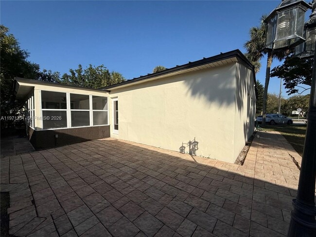 Building Photo - 1701 SW 13th Ct