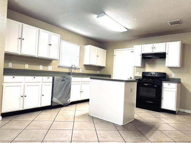 Building Photo - 15711 Western Skies Dr