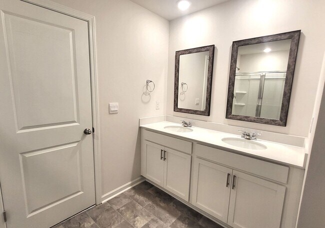 Building Photo - New Three Bedroom Townhouse in Greer SC!