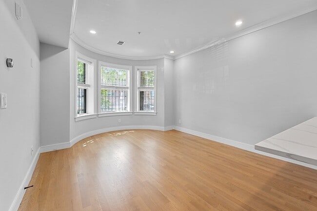 Building Photo - 535 Newbury St