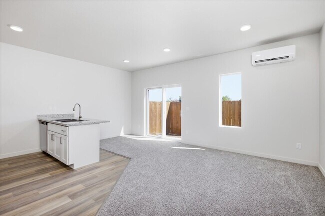 Building Photo - 2028 Sunset Dr