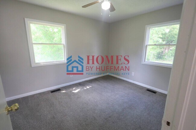 Building Photo - Two Bedroom House | Detached Garage