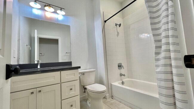 Building Photo - Well-maintained, Charming duplex – 3bd 2ba Upper-Level Unit