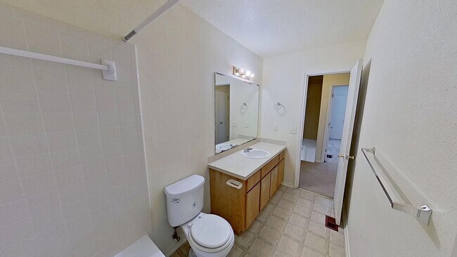 Building Photo - 2 WEEKS FREE RENT IN A 3 BEDROOM TOWNHOUSE AT $950!