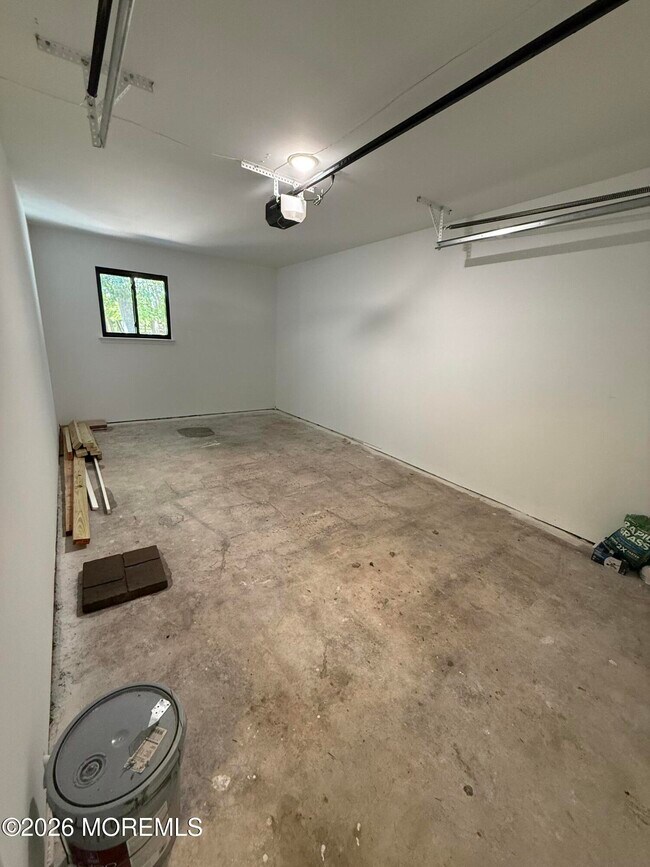 Building Photo - 5 Canary Cir