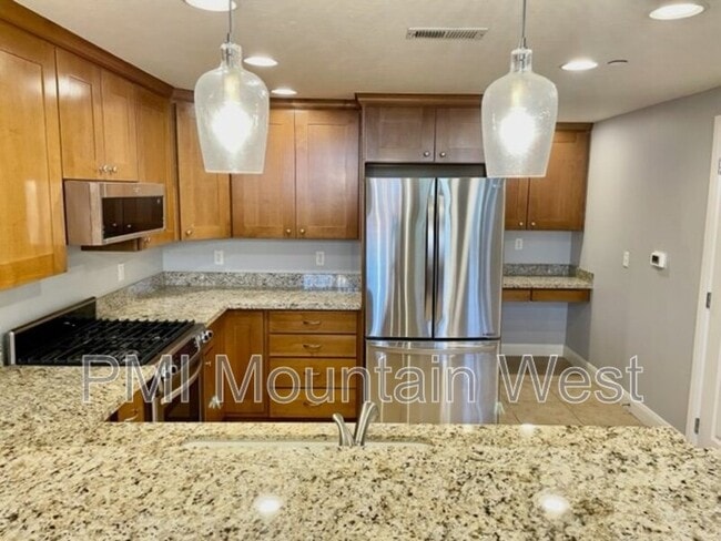Building Photo - 88 S 900 E