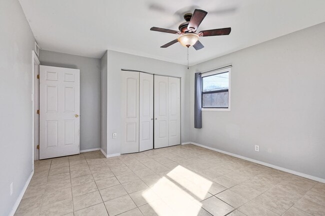 Building Photo - Roomy 3 Bedroom Home with a Fireplace