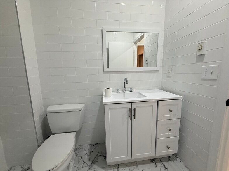 Building Photo - 452 Park Dr