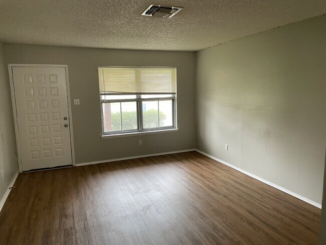 Building Photo - Gorgeous 3 bedroom, 2 bedroom with garage ...