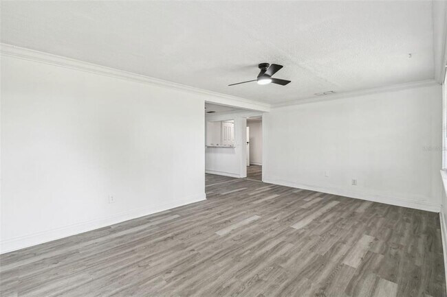 Building Photo - 1833 Knollwood Dr