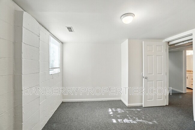 Building Photo - 1126 Searles Rd