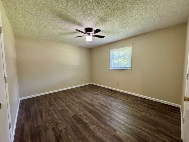 Building Photo - Move-in Ready!