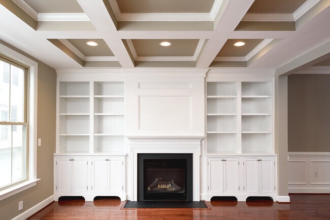 Building Photo - 2638 S Kenmore Ct