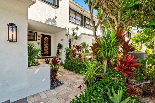 Building Photo - 1005 Bel Air Dr