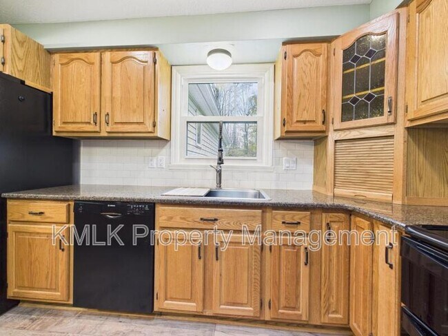 Building Photo - 874 Pleasant St