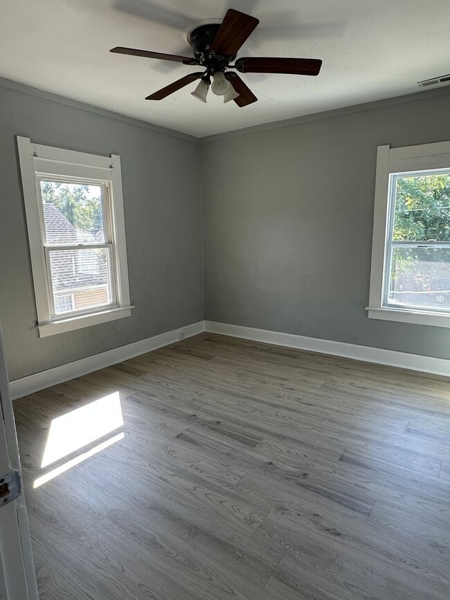 Building Photo - Iowa St