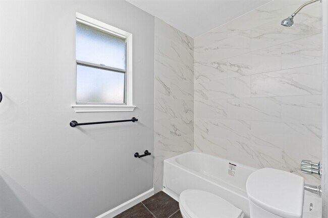 Building Photo - 815 Pebbleshire Dr