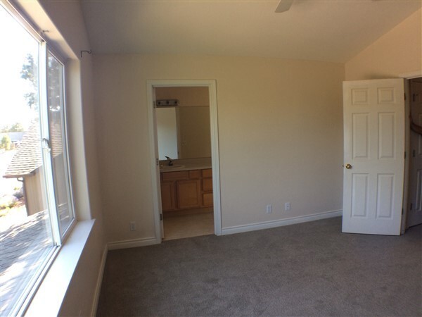 Building Photo - 3 Bedroom Home in SW Bend Just Minutes Fro...