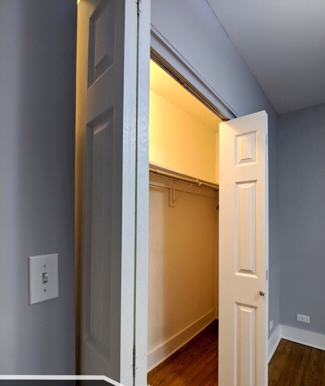 Building Photo - 5027 N Harding Ave