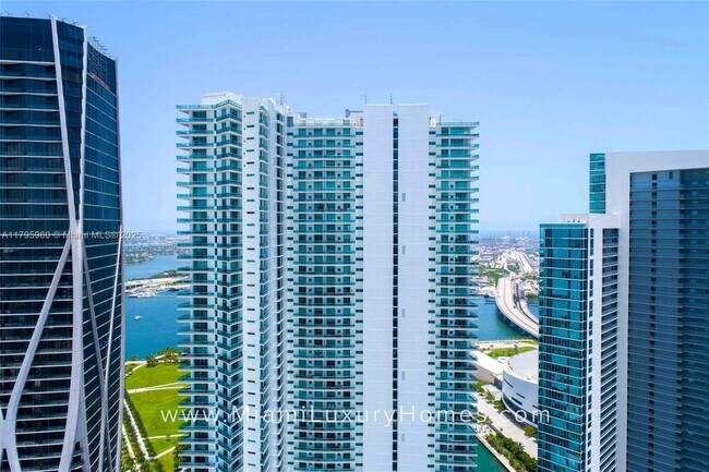 Building Photo - 900 Biscayne Blvd