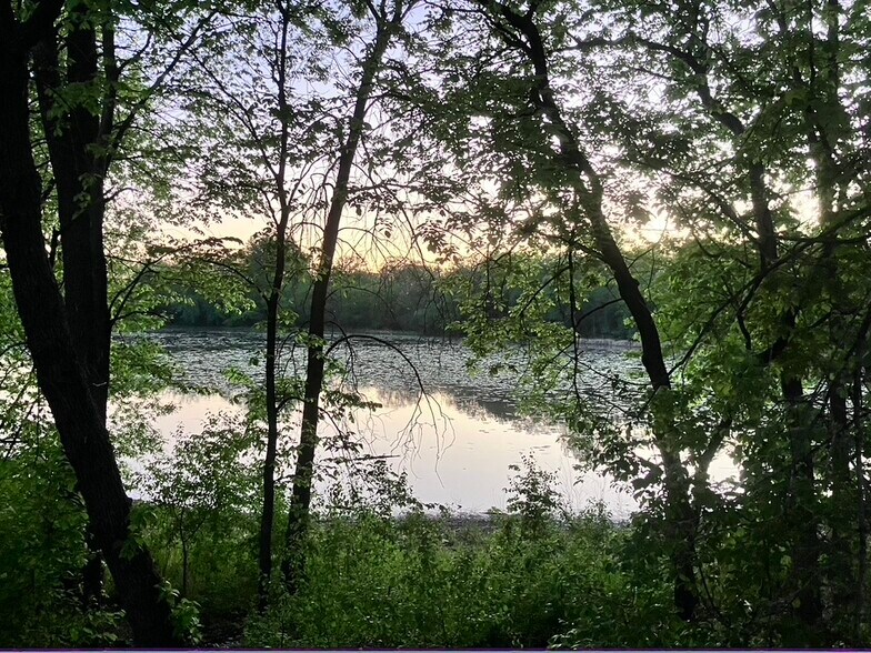 Victoria Lake and Cedar Lake bike trail 2blocks away - 2824 Texas Ave S
