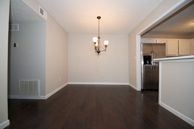 Building Photo - Renovated 2/1 Condo in Sandy Springs w/ Po...