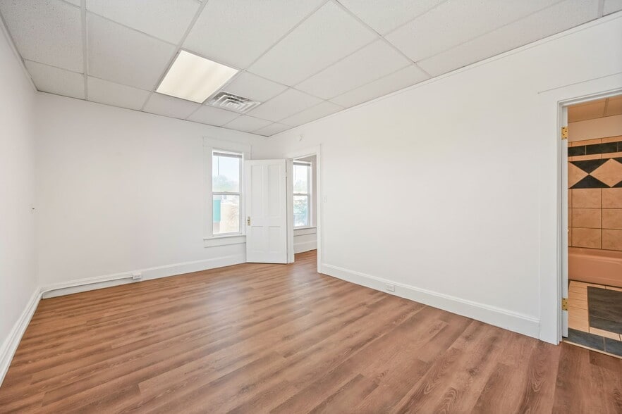 Building Photo - 5 S Parish Ave