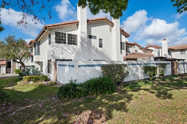 Building Photo - Move-In-Ready Townhome-Style Unit in Chula Vista!